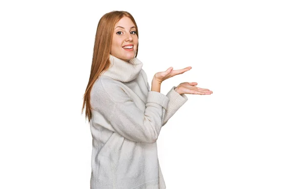 Junge Irin Lässigem Winterpullover Mit Zur Seite Zeigenden Händen Und — Stockfoto