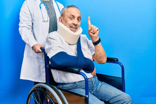 Bel Homme Âgé Avec Barbe Assis Sur Fauteuil Roulant Avec — Photo