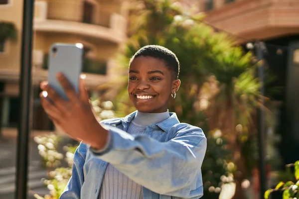 Joven Mujer Afroamericana Sonriendo Feliz Haciendo Selfie Por Teléfono Inteligente — Foto de Stock