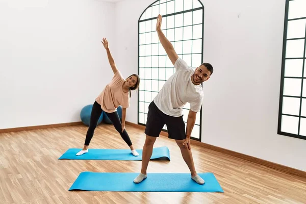 Latin Man Och Kvinna Par Ler Säker Stretching Sportcenter — Stockfoto