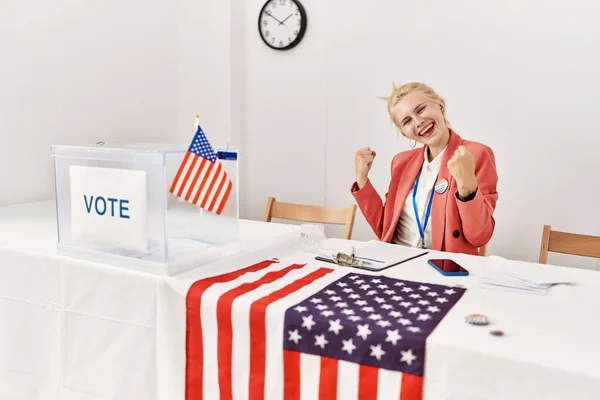 Mulher Branca Bonita Que Trabalha Campanha Política Muito Feliz Animado — Fotografia de Stock