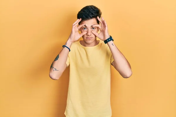 Νεαρός Ισπανόφωνος Άνδρας Φορώντας Casual Κίτρινο Μπλουζάκι Προσπαθώντας Ανοίξει Μάτια — Φωτογραφία Αρχείου