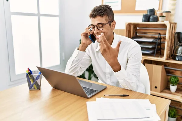 Giovane Uomo Ispanico Che Lavora Parlando Telefono Ufficio Affari — Foto Stock