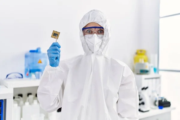 Young Blonde Woman Holding Cpu Computer Processor Laboratory Scared Amazed — Stock Photo, Image