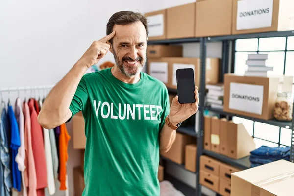 Orta Yaşlı Sakallı Gönüllü Tişörtlü Akıllı Telefon Tutan Tek Parmağıyla — Stok fotoğraf