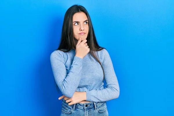 Jovem Adolescente Morena Vestindo Camisola Casual Com Mão Queixo Pensando — Fotografia de Stock