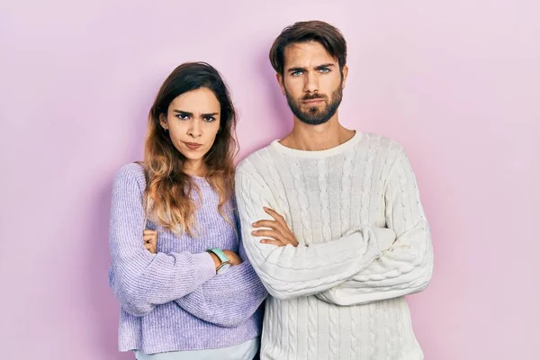 Casal Hispânico Jovem Vestindo Roupas Casuais Cético Nervoso Desaprovando Expressão — Fotografia de Stock