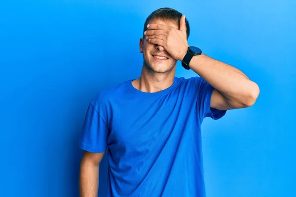 Νεαρός Καυκάσιος Άντρας Που Φοράει Μπλε Μπλουζάκι Χαμογελώντας Και Γελώντας — Φωτογραφία Αρχείου