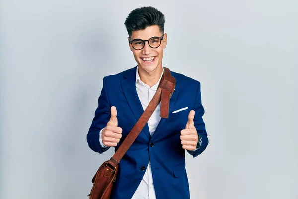 Junger Hispanischer Mann Businesskleidung Trägt Ein Erfolgszeichen Und Macht Eine — Stockfoto