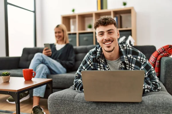 Joven Pareja Caucásica Sonriendo Feliz Usando Portátil Teléfono Inteligente Sentado — Foto de Stock