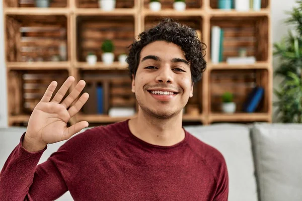 Ung Latinamerikansk Man Ler Glad Säga Hej Med Handen Hemma — Stockfoto