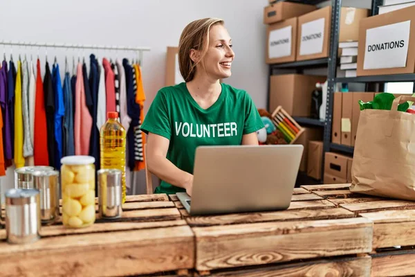 Jonge Blanke Vrouw Draagt Vrijwilliger Uniform Met Behulp Van Laptop — Stockfoto