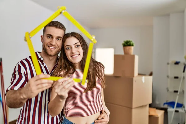 Joven Pareja Caucásica Sonriendo Feliz Celebración Casa Proyecto Nuevo Hogar — Foto de Stock