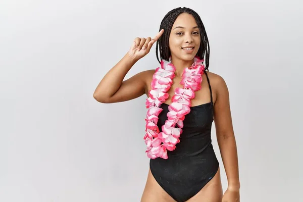 Junge Afrikanisch Amerikanische Frau Badeanzug Und Hawaiianischem Lei Lächelnd Mit — Stockfoto