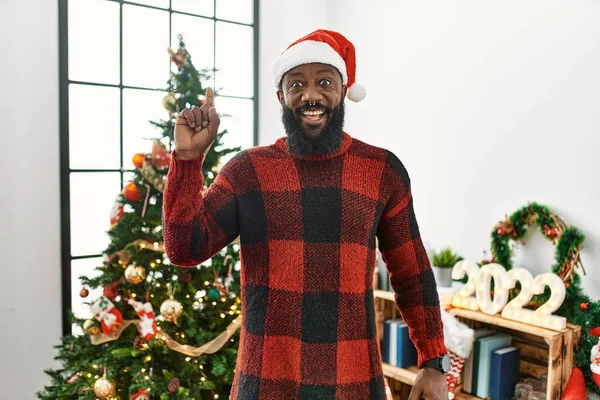 Африканский Американец Шляпе Санта Клауса Стоящий Рождественской Елки Показывая Пальцем — стоковое фото