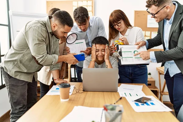 Grupo Empresários Gritando Para Parceiro Estressado Escritório — Fotografia de Stock