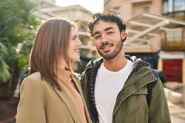 Hombre Mujer Sonriendo Confiados Abrazándose Calle —  Fotos de Stock