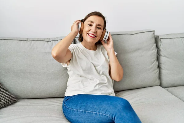 Medelålders Latinamerikansk Kvinna Lyssnar Musik Hemma — Stockfoto