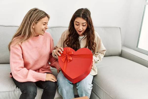 Mujer Joven Sorprendiendo Novia Con Regalo San Valentín Casa — Foto de Stock