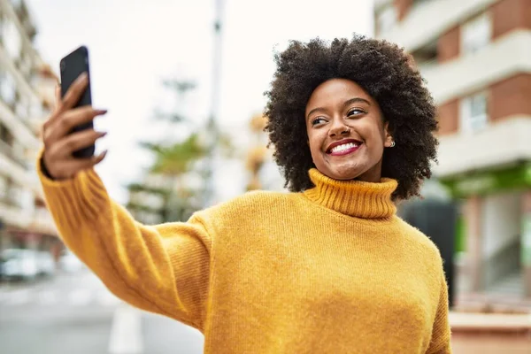 Νεαρή Αφρικάνα Αμερικανίδα Χαμογελάει Χαρούμενη Βγάζοντας Σέλφι Από Smartphone Της — Φωτογραφία Αρχείου