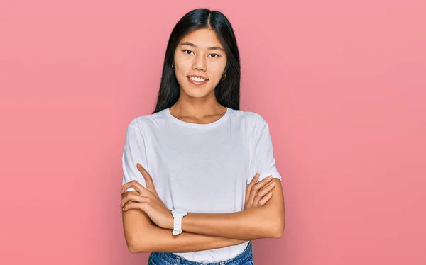 Hermosa Mujer Asiática Joven Con Camiseta Blanca Casual Cara Feliz —  Fotos de Stock