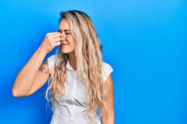 Hermosa Mujer Rubia Joven Con Camisa Blanca Casual Cansada Frotando —  Fotos de Stock