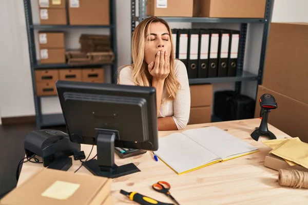 Jonge Blonde Vrouw Commerce Zakenman Saai Zitten Tafel Kantoor — Stockfoto