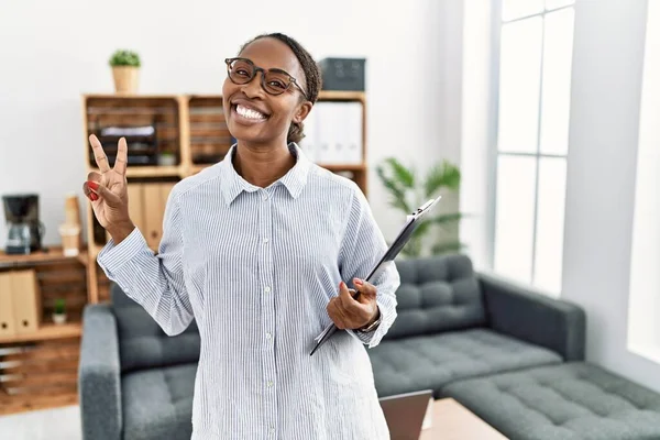 Femme Africaine Travaillant Clinique Psychologie Souriant Regardant Caméra Montrant Les — Photo