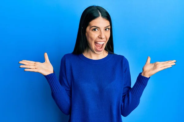 Mujer Hispana Joven Vistiendo Ropa Casual Celebrando Victoria Con Sonrisa — Foto de Stock