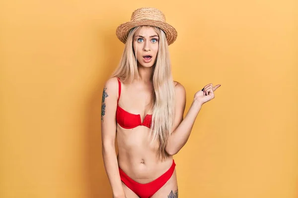 Jonge Blanke Vrouw Draagt Bikini Zomerhoed Verrast Wijzend Met Vinger — Stockfoto