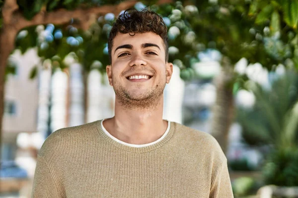 Jovem Hispânico Sorrindo Feliz Cidade — Fotografia de Stock