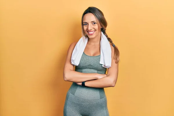 Piękna Latynoska Kobieta Ubrana Strój Sportowy Ręcznik Szczęśliwa Twarz Uśmiechnięta — Zdjęcie stockowe