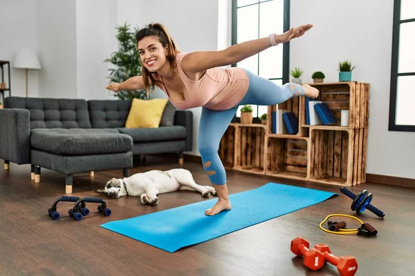 Jonge Vrouw Glimlachend Zelfverzekerde Training Yoga Thuis — Stockfoto