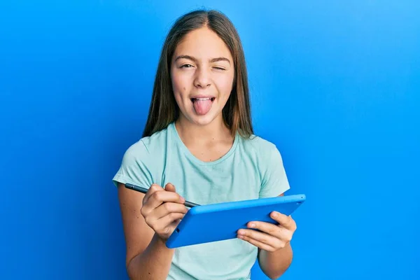 Schöne Brünette Kleine Mädchen Mit Touchpad Zeichnung Auf Dem Bildschirm — Stockfoto