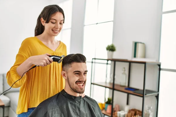 Jonge Spaanse Kapper Vrouw Knippen Van Man Haar Met Behulp — Stockfoto