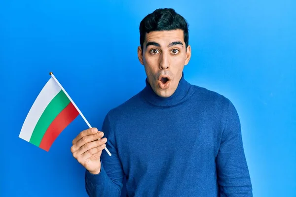 Красивый Латиноамериканец Держащий Болгарский Флаг Испуганный Изумленный Открытым Ртом Удивления — стоковое фото