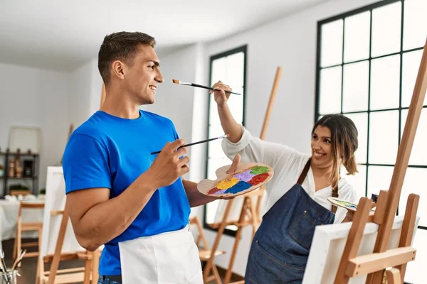 Due Studenti Sorridenti Felici Giocando Con Pittura Pennello Altro Scuola — Foto Stock