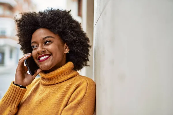 Молодая Африканская Американка Улыбается Счастливо Разговаривая Смартфону Городе — стоковое фото