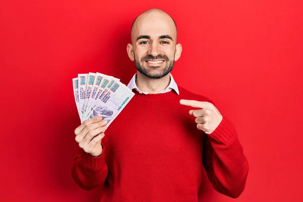 Młody Łysy Mężczyzna Trzyma Egipskie Funty Banknoty Uśmiechając Się Szczęśliwy — Zdjęcie stockowe