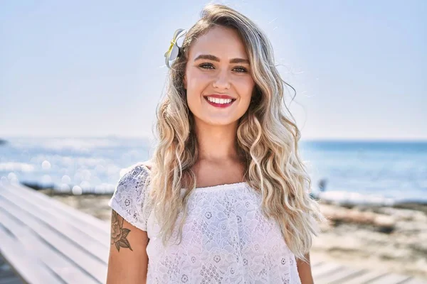 Gadis Pirang Muda Tersenyum Berdiri Bahagia Pantai — Stok Foto