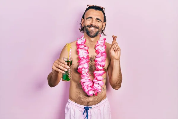 Joven Hispano Vestido Con Traje Baño Lei Hawaiano Bebiendo Cóctel — Foto de Stock