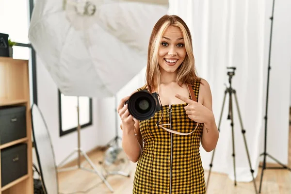 Jovem Fotógrafo Caucasiano Menina Segurando Câmera Profissional Estúdio Fotografia Sorrindo — Fotografia de Stock