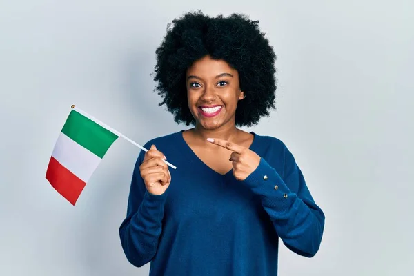 Молодая Африканская Американка Держащая Итальянский Флаг Улыбается Показывая Пальцем Рукой — стоковое фото