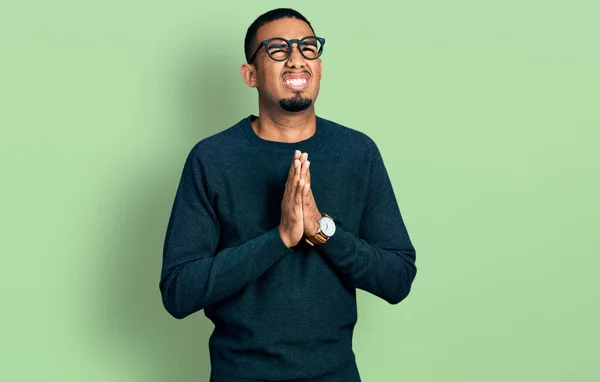 Mladý Africký Američan Nosí Ležérní Oblečení Brýle Žebrá Modlí Rukama — Stock fotografie