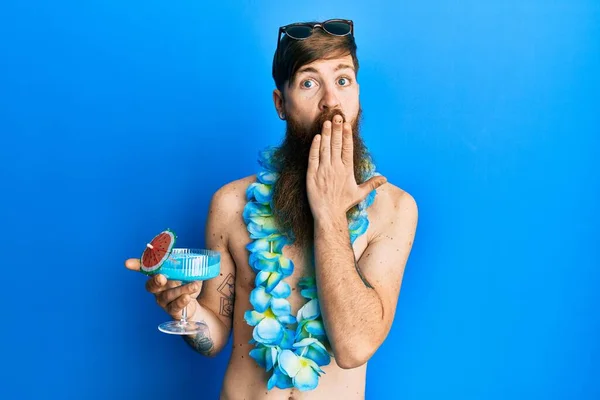 Pelirrojo Con Barba Larga Llevando Traje Baño Bebiendo Cóctel Tropical — Foto de Stock