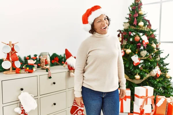 Medioevo Donna Ispanica Piedi Albero Natale Ammiccante Guardando Fotocamera Con — Foto Stock