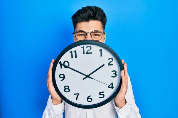 Jeune Homme Hispanique Tenant Grande Horloge Sur Visage Souriant Avec — Photo