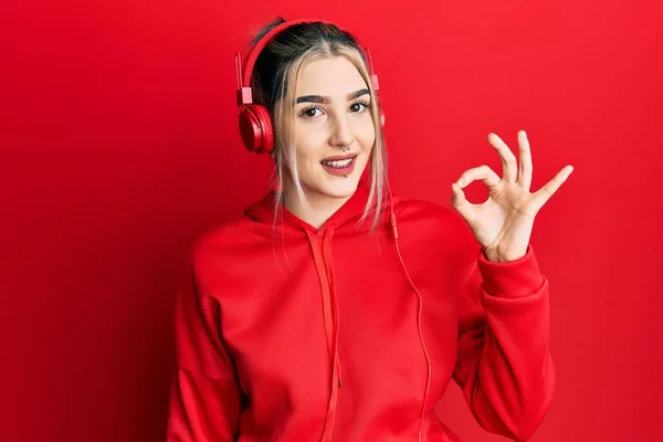 Joven Chica Moderna Con Ropa Gimnasio Uso Auriculares Sonriendo Positiva — Foto de Stock