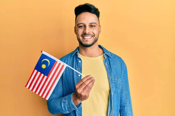 Молодой Араб Малайзийским Флагом Смотрит Позитивно Счастливо Стоя Улыбаясь Уверенной — стоковое фото