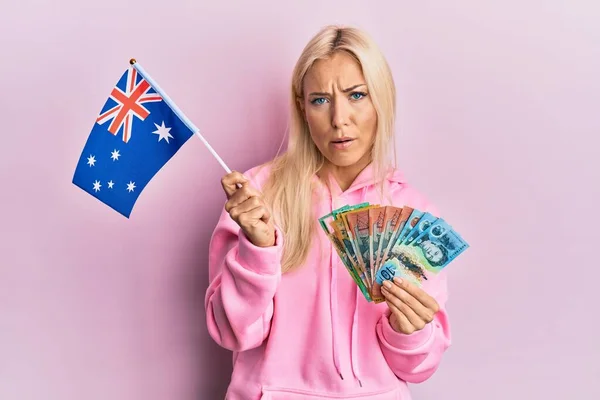 Νεαρή Ξανθιά Γυναίκα Αυστραλιανή Σημαία Και Δολάρια Χωρίς Ιδέα Και — Φωτογραφία Αρχείου